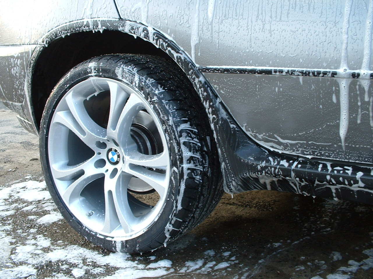 An e53 with OEM 21" X6 Wheels